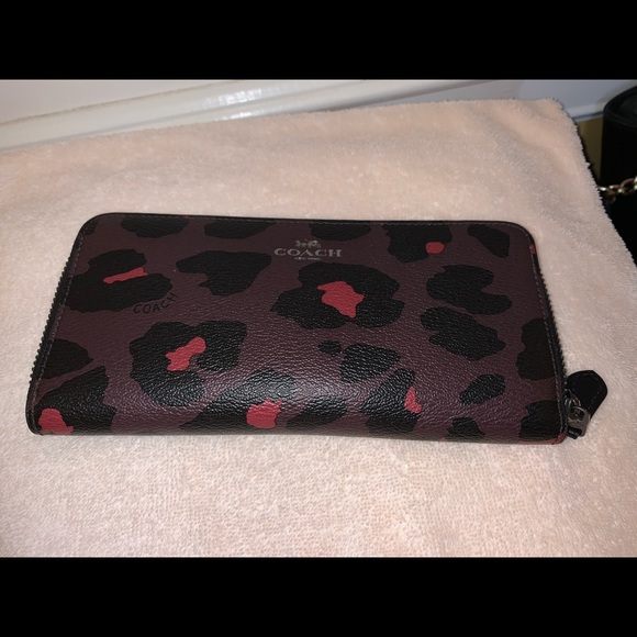 ✨Coach leopard print accordion zip wallet✨ - Picture 1 of 4